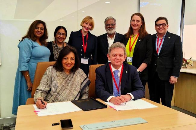 Representatives from Biocon and the University in group photo