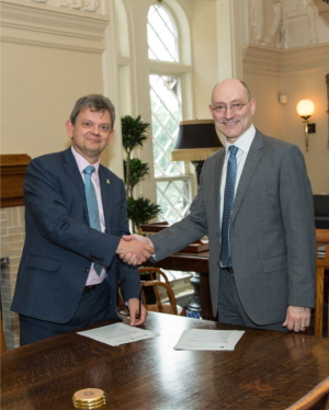 Anton Muscatelli and Michael Barnes signing ceremony for Smithsonian Institute Strategic Partnership.